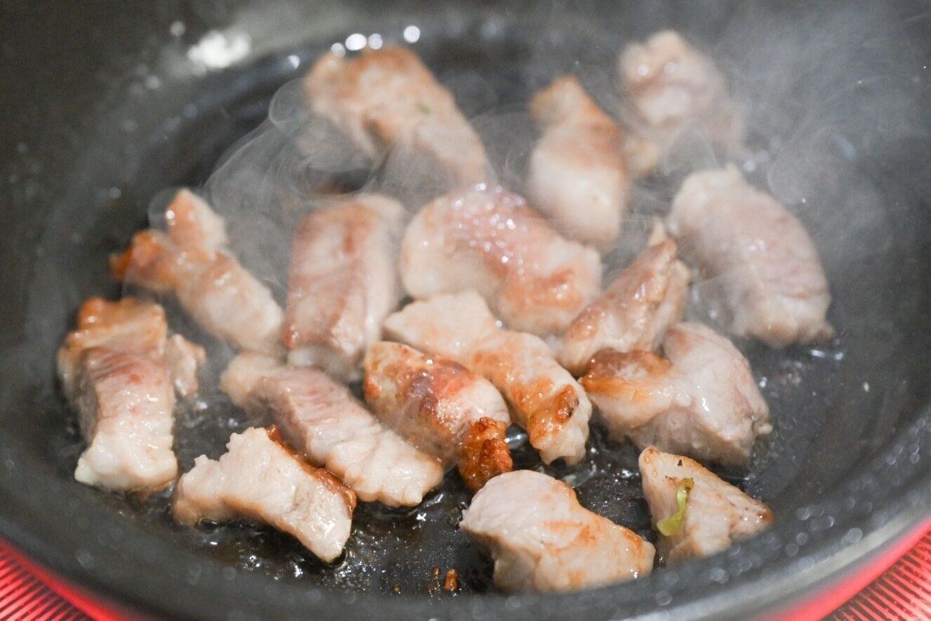 豚肉を炒める