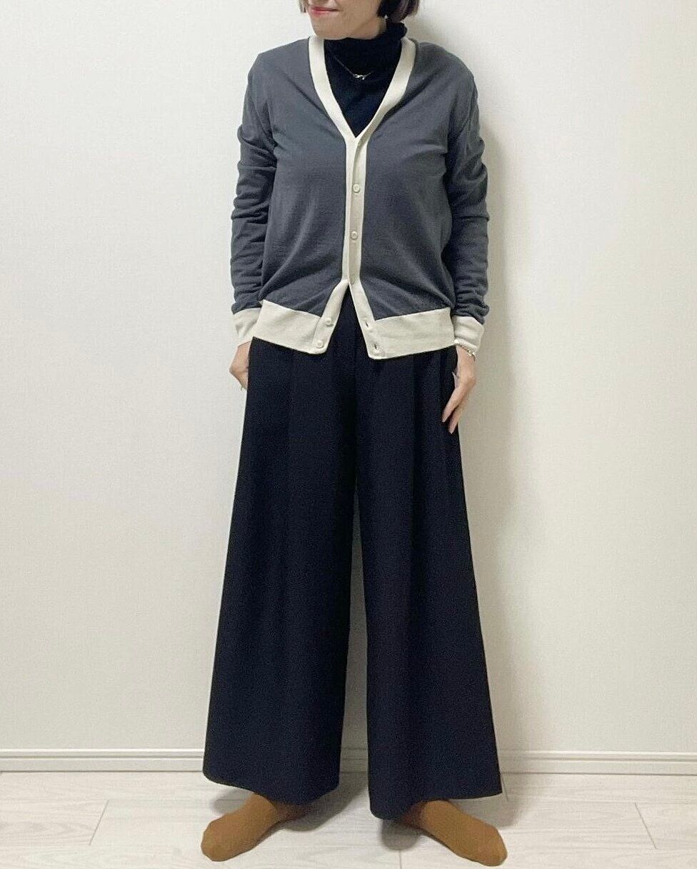 グレーカーディガンとブラックワイドパンツ