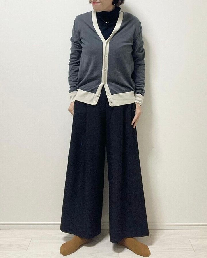 グレーカーディガンとブラックワイドパンツ
