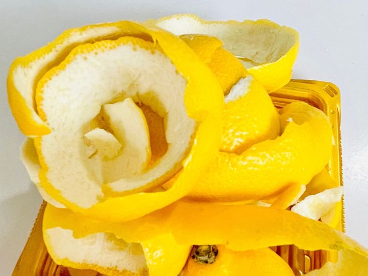 捨てるなんてもったいない お掃除のプロが教えるレモンの皮の活用法 サンキュ 捨てるなんてもったいない お掃除のプロが教えるレモンの皮の活用法 サンキュ