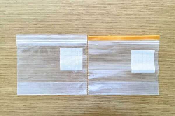 フリーザーバッグ「小」と「S」1枚ずつを並べ比較した写真