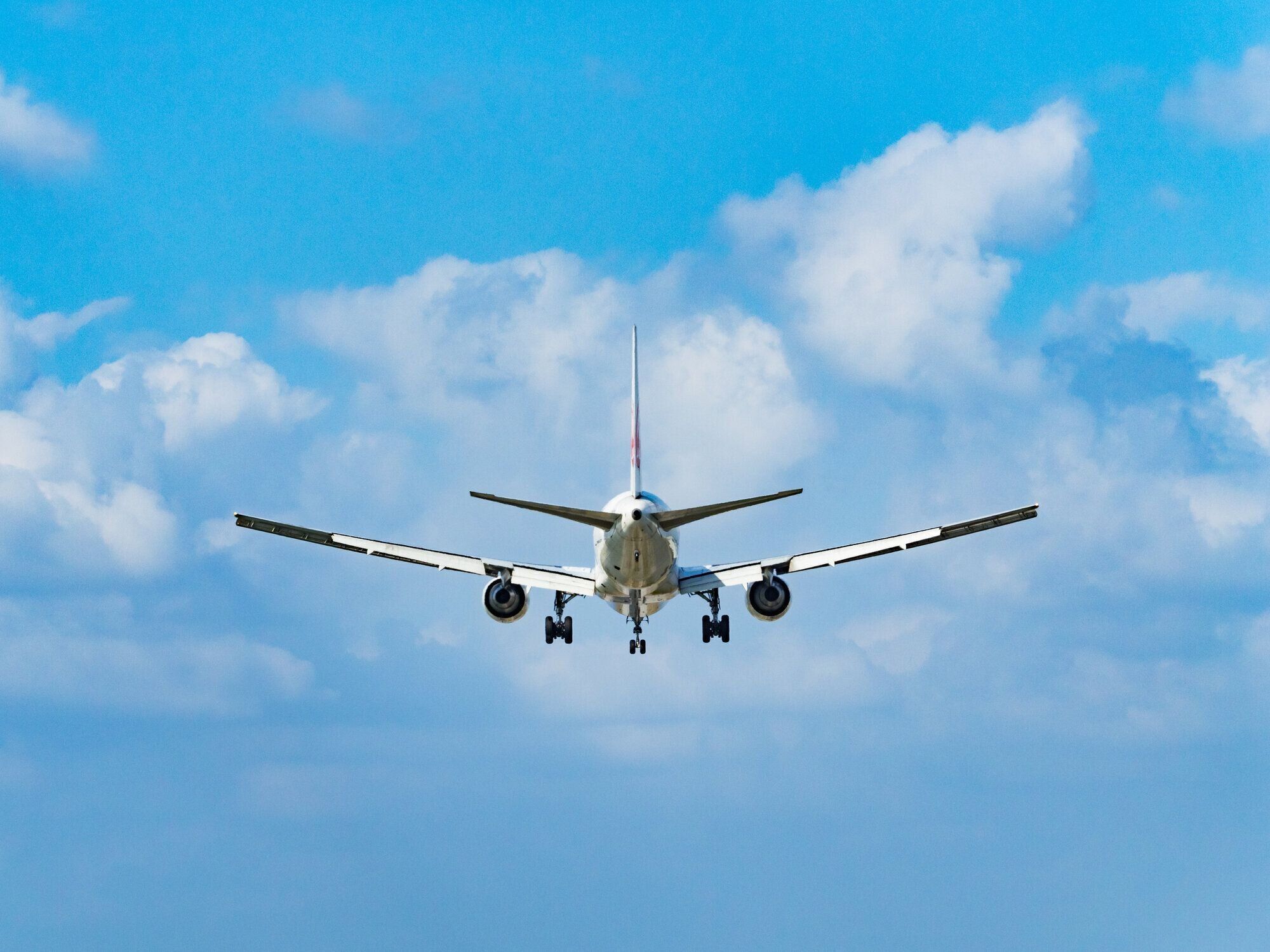 沖縄県那覇空港に着陸直前の飛行機の底から。