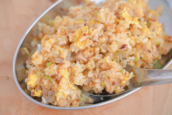 皿に盛られたチャーハン