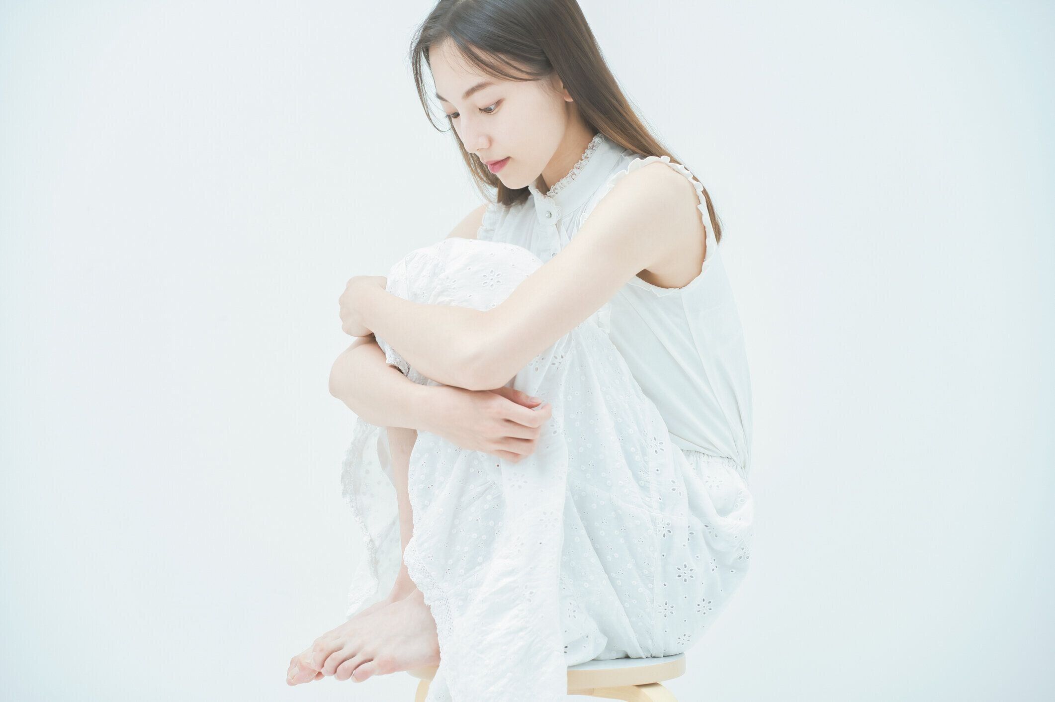 ストレスを感じた表情をした若い女性