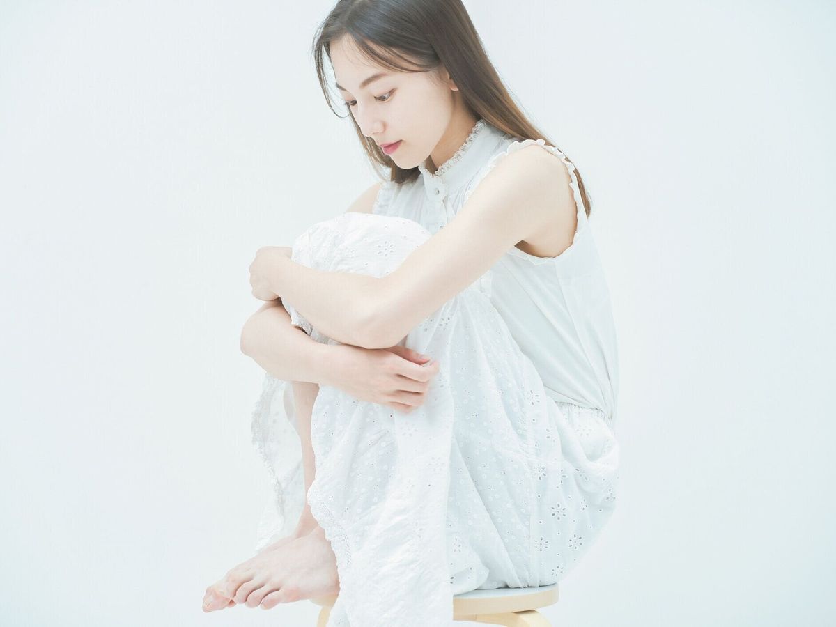 ストレスを感じた表情をした若い女性