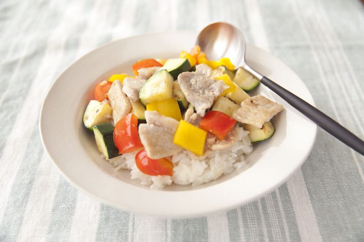 漬けておけば10分で完成!夏野菜と塩麹豚の”のっけごはん”