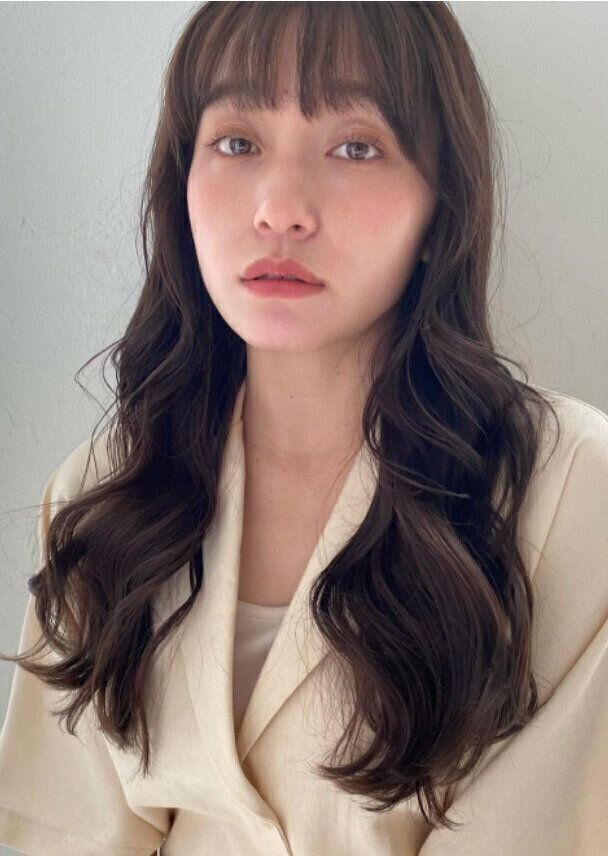 40代に似合うロングヘアスタイル 。華やかな印象に！旬のヨンモリパーマ