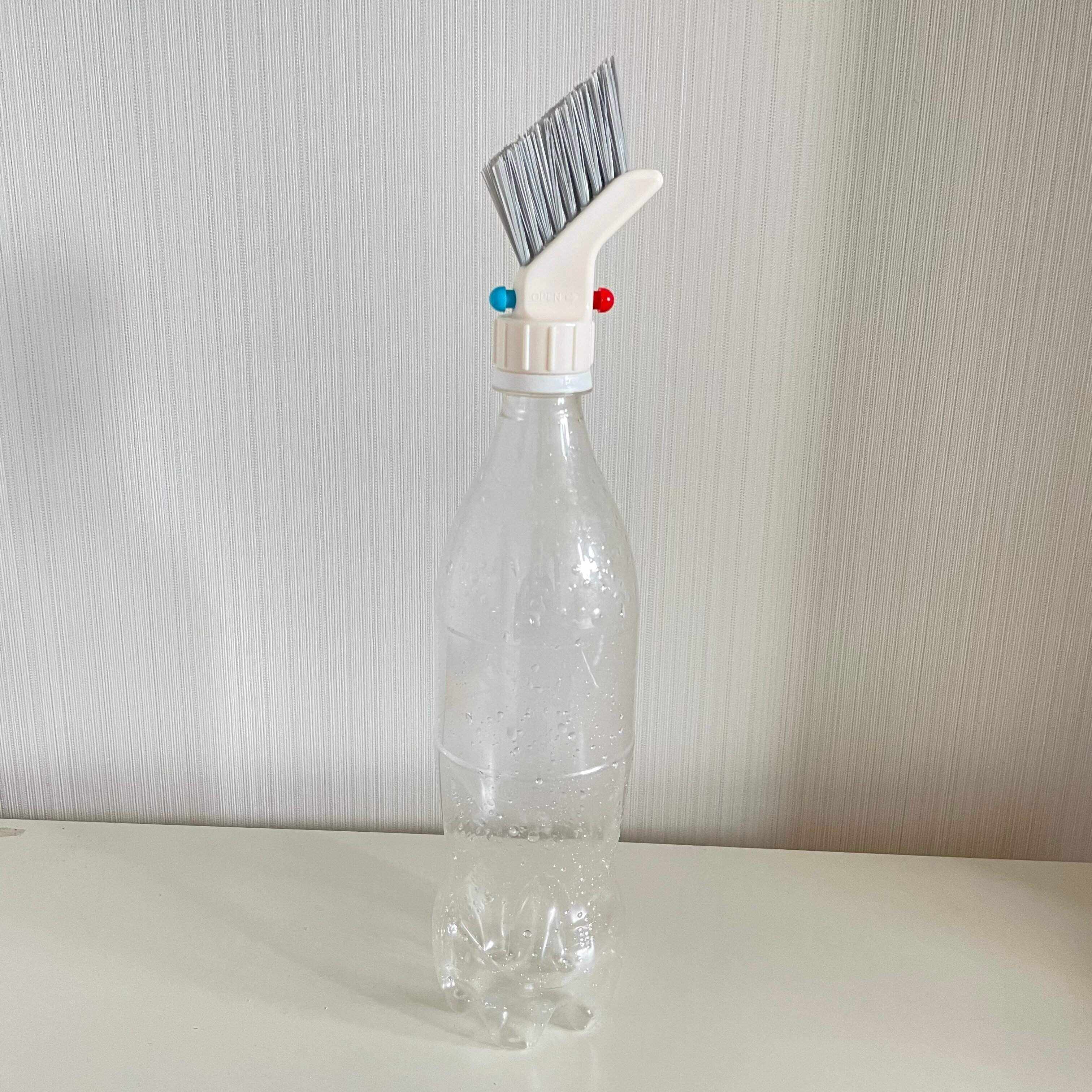 ダイソーの「ペットボトルにつけるスリムブラシ」