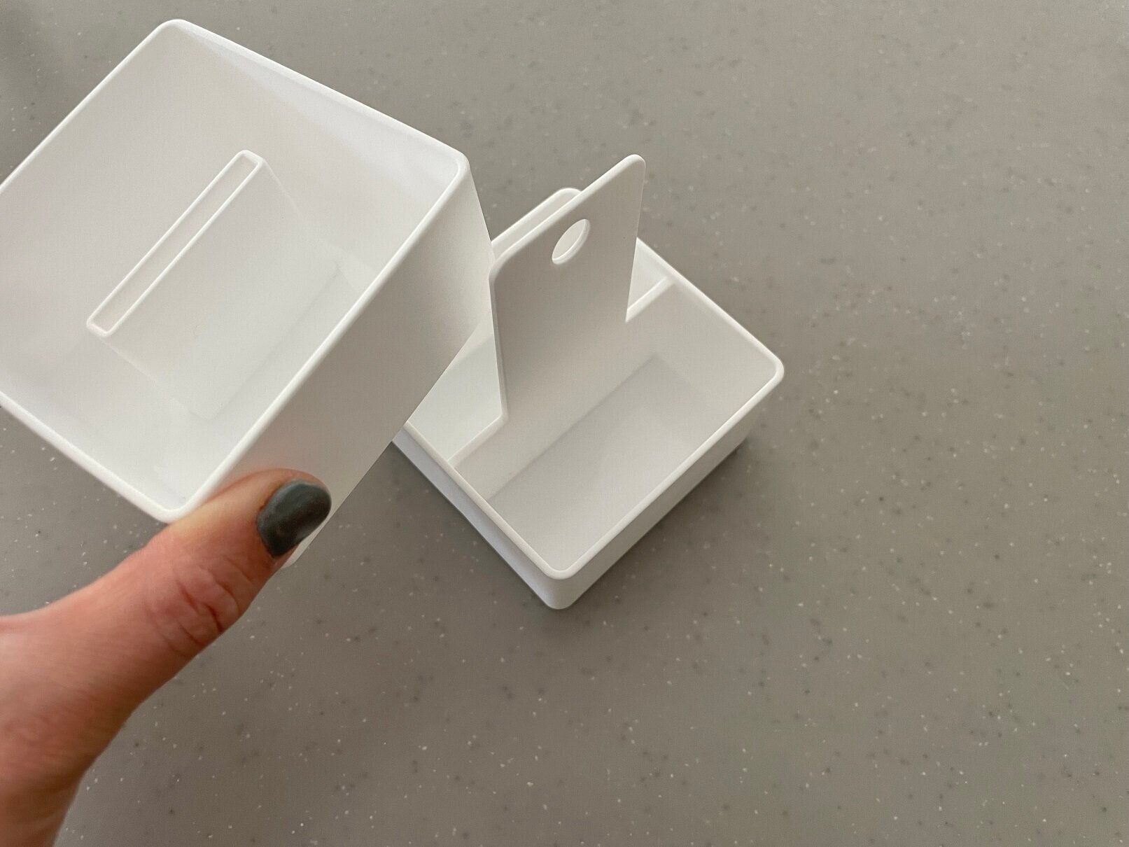 細々とした文具収納にはコレ！セリアの「取っ手付き仕分けケース」で文具をスッキリ