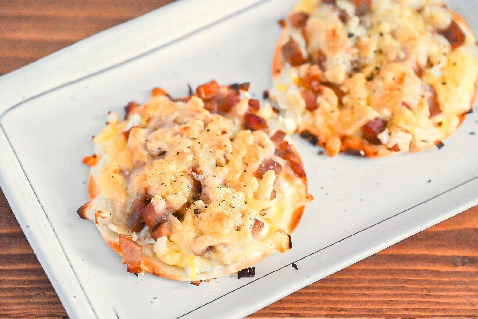 白い皿にのったチャーシュー餃子ピザ