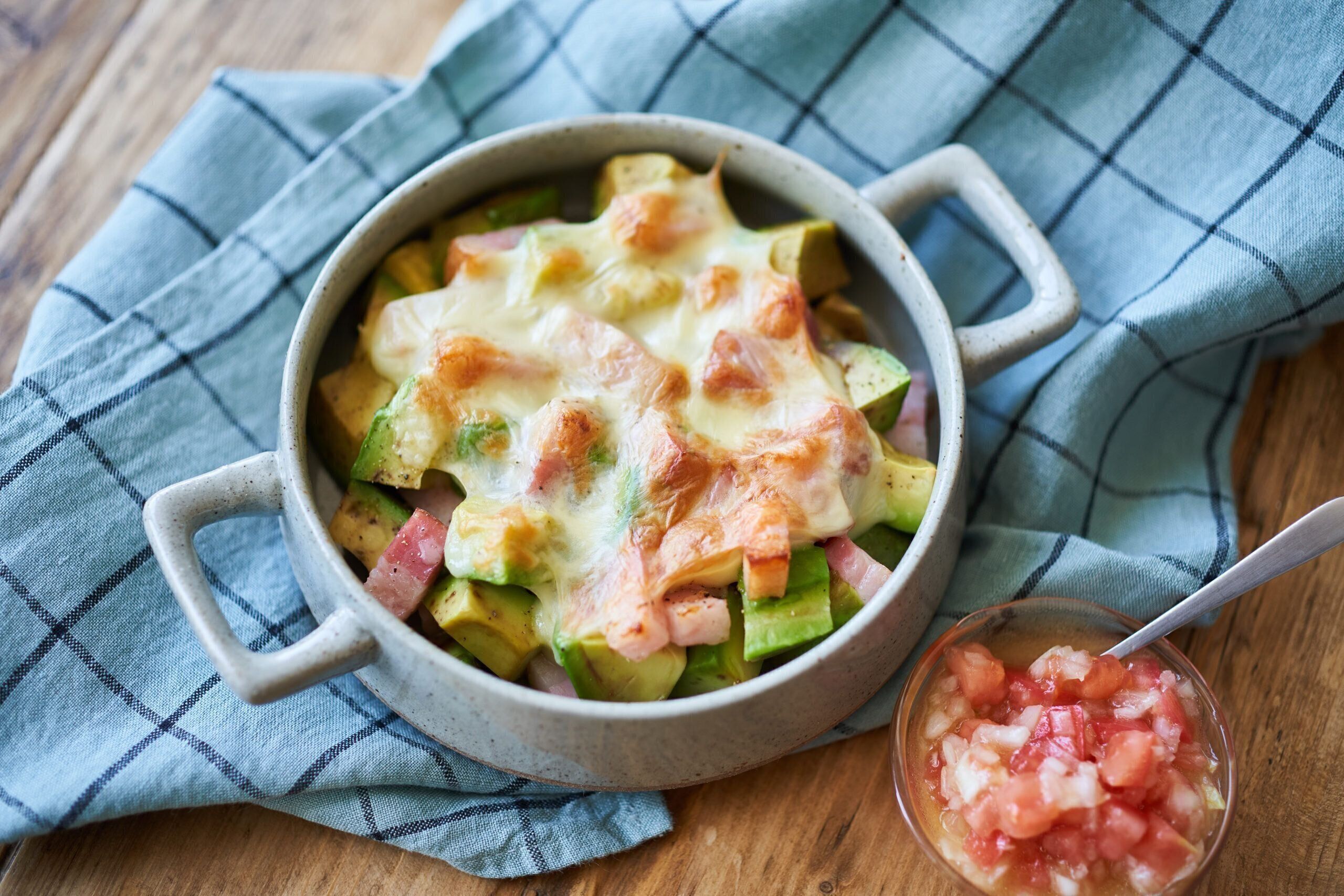 【糖質オフレシピ】アボカドのチーズ焼き サルサソース