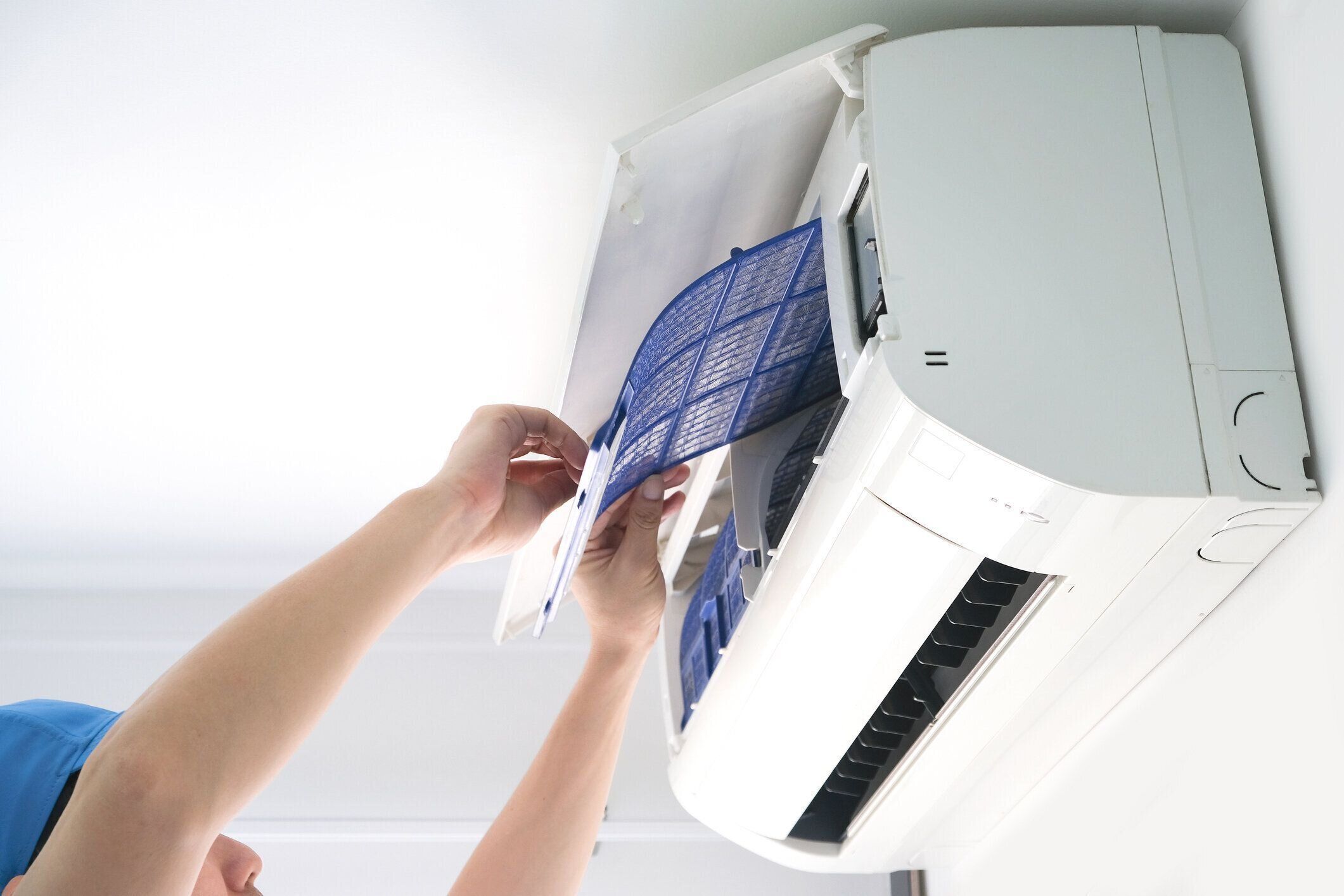 部屋で男性の修理や洗浄エアコン、彼は空気技術者、整備士、エンジニアです。メンテナンスエアコンは自分で。