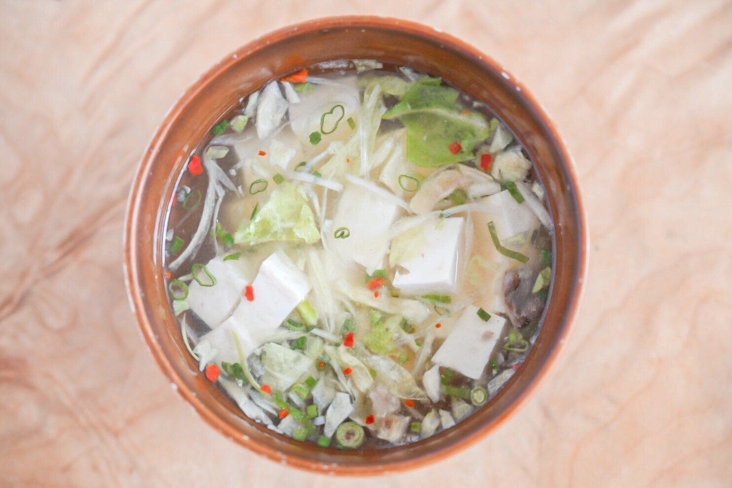 豆腐を入れた食べるスープ　牛肉と葱のテールスープ