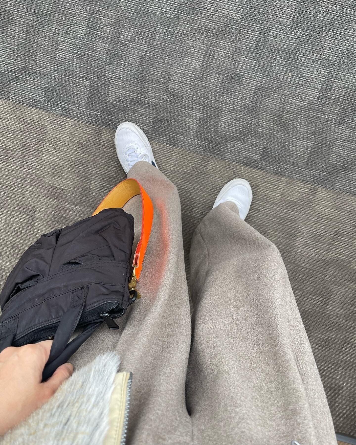 ベージュパンツと白スニーカー