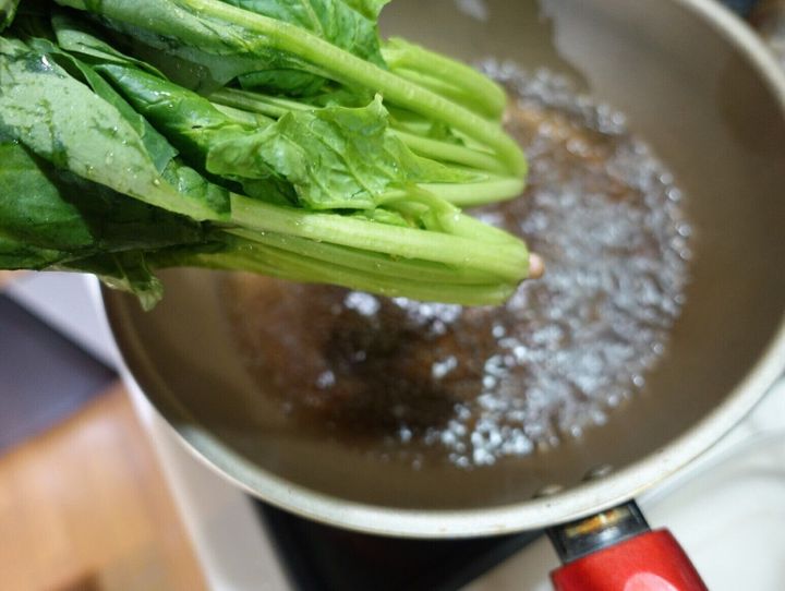ひと工夫でワンランク上の味に!定番の家庭料理「ほうれん草のごま和え」を劇的においしくする方法って?