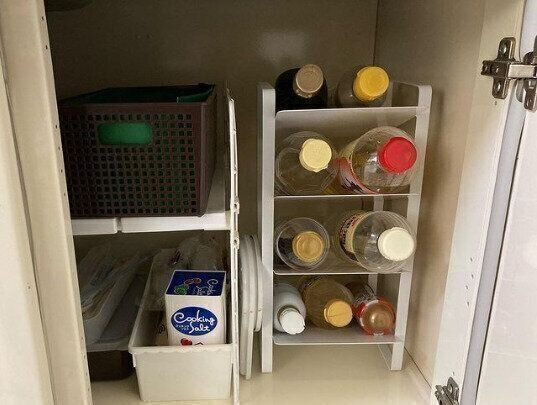 コンロ下は斜めに収納