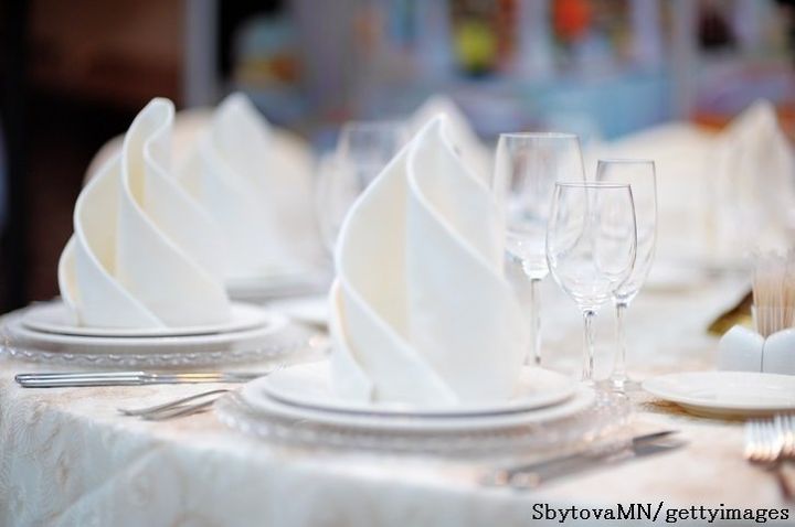 結婚式披露宴のテーブルマナー ナプキンの扱い方 スピーチ時の対応を解説 サンキュ 結婚式披露宴のテーブルマナー ナプキンの扱い方 スピーチ時の対応を解説 サンキュ