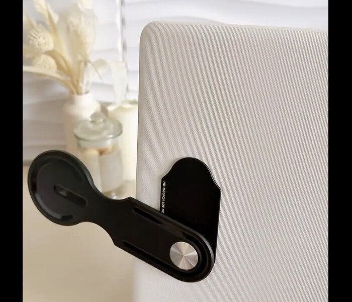 【ダイソー】つけたままでOK！ノートパソコン用スマートフォンホルダー