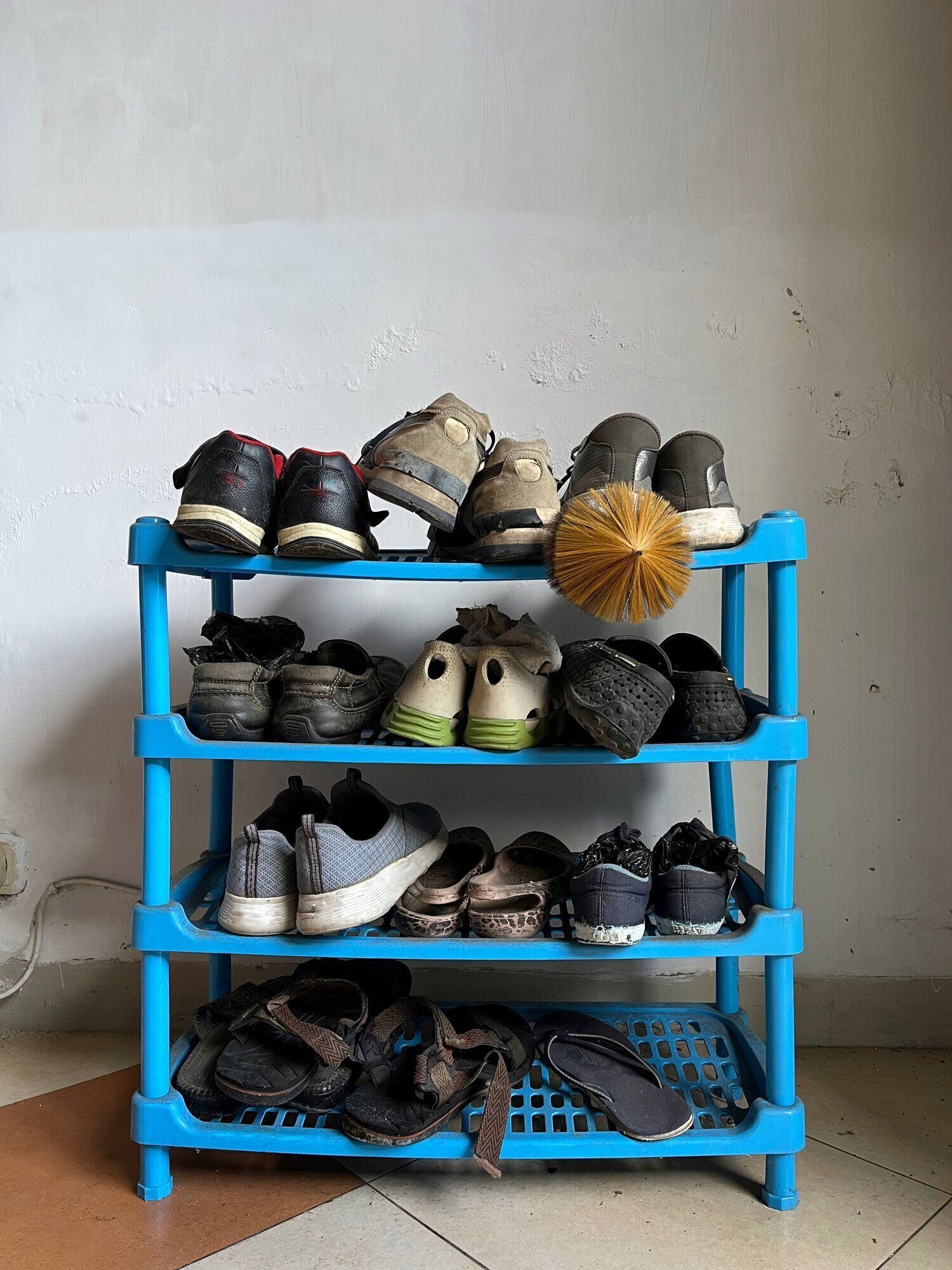 散らかった靴がたくさん入った下駄箱