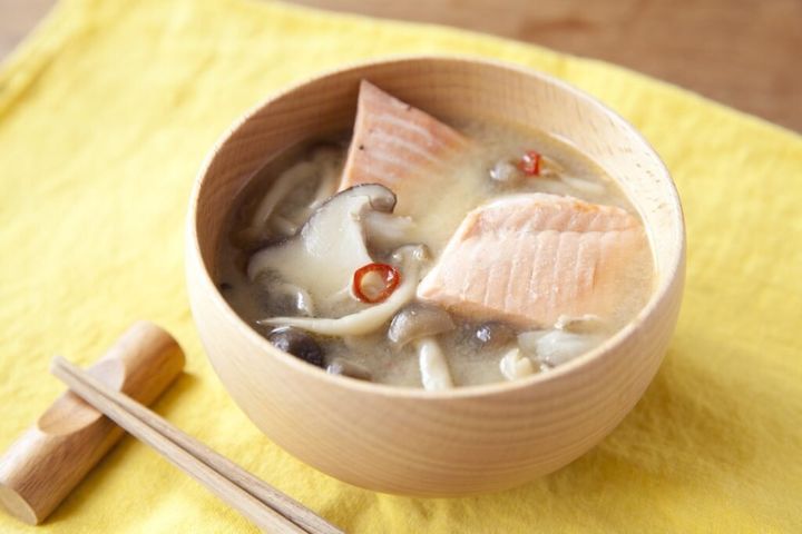 秋鮭ときのこのピリ辛味噌汁