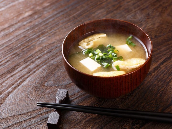 管理栄養士監修 味噌汁 のカロリーは高い 炭水化物量と食べる際のポイントを紹介 サンキュ 管理栄養士監修 味噌汁 のカロリーは高い 炭水化物量と食べる際のポイントを紹介 サンキュ