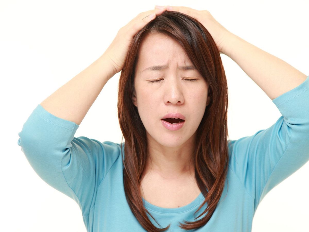 ショックを受ける女性。