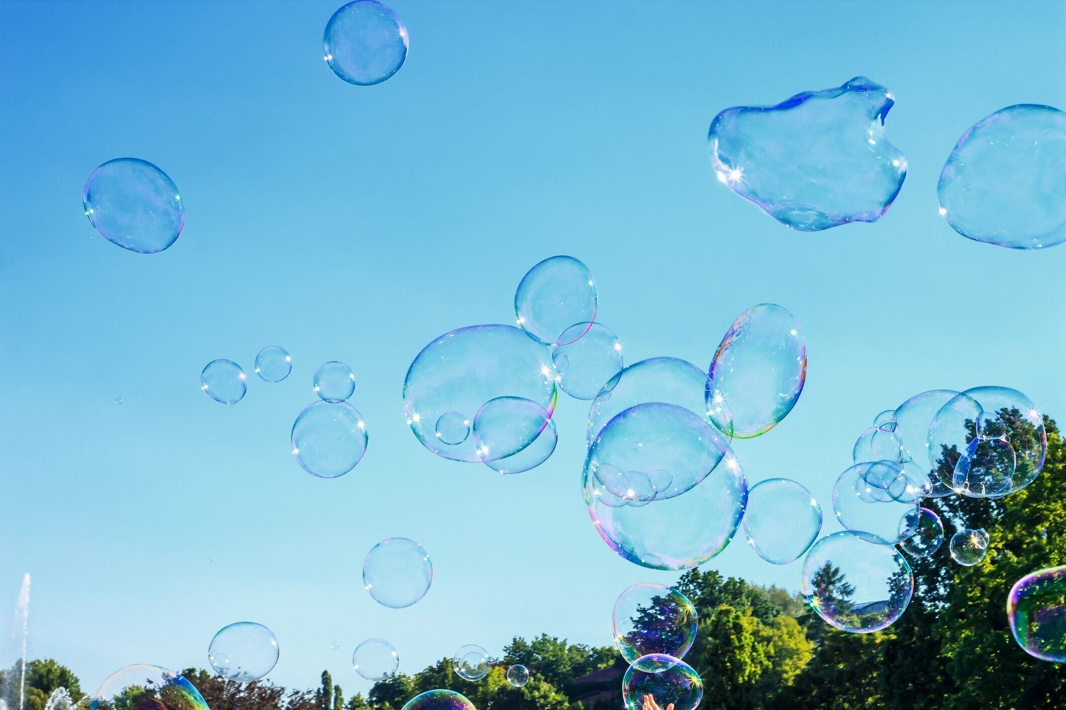 青い空を飛ぶ大きなシャボン玉、ハッピーサマータイム