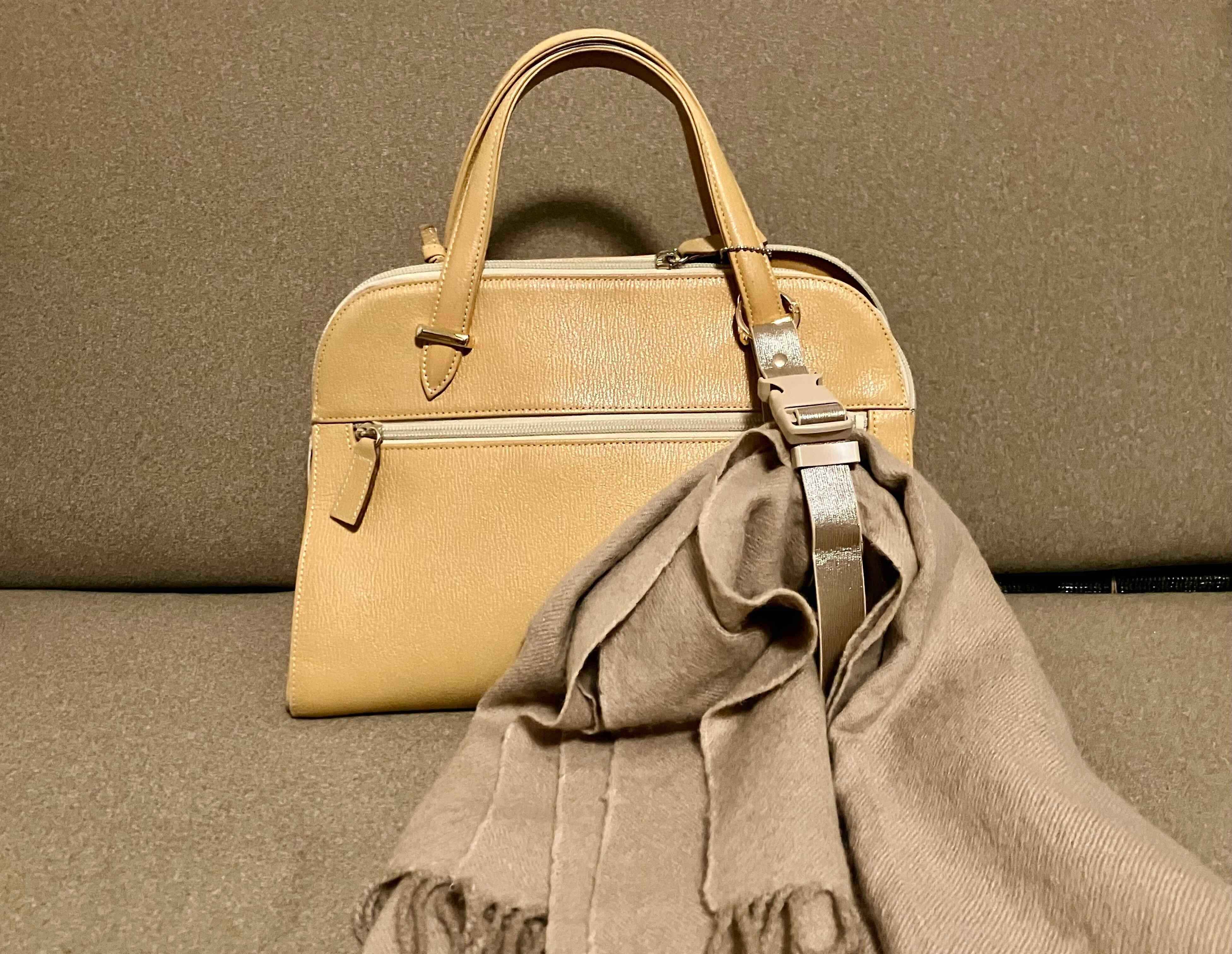 掛けたいものを通してベルトを調整します