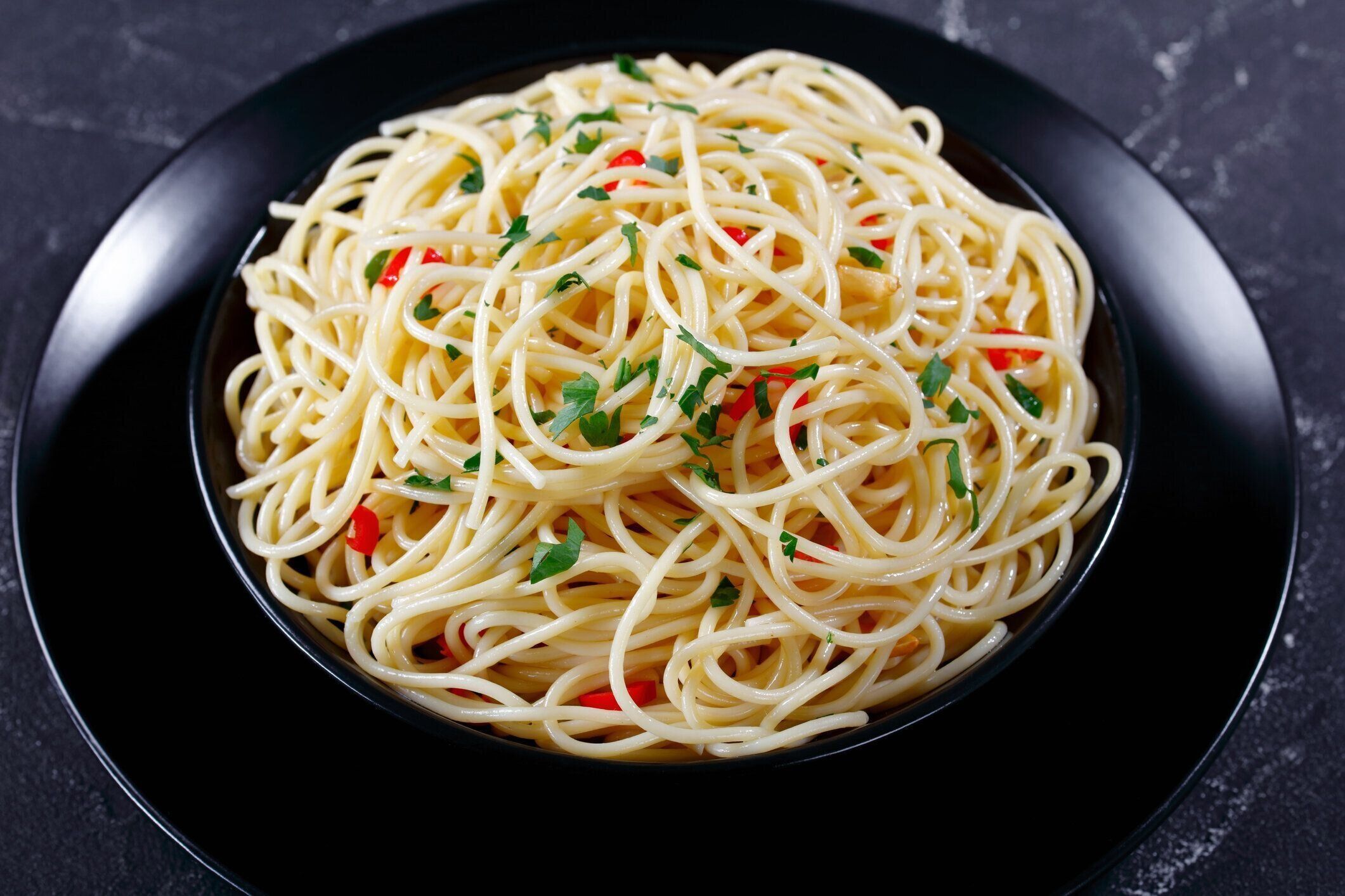 パスタアリオ、オリオ・エ・ペペロンチーノ、イタリアのスパゲッティ、ニンニク、唐辛子、オリーブオイル