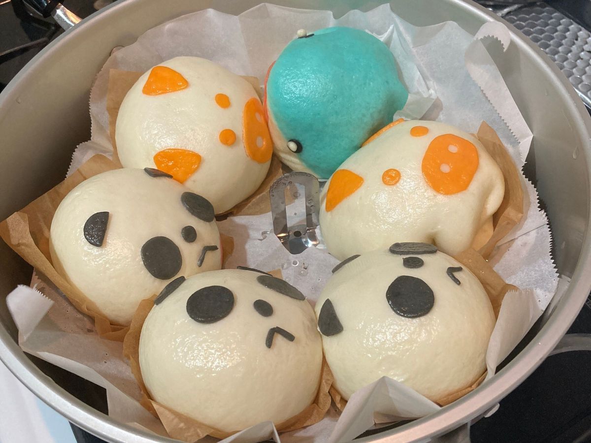 蒸し器で調理中のパンだまん