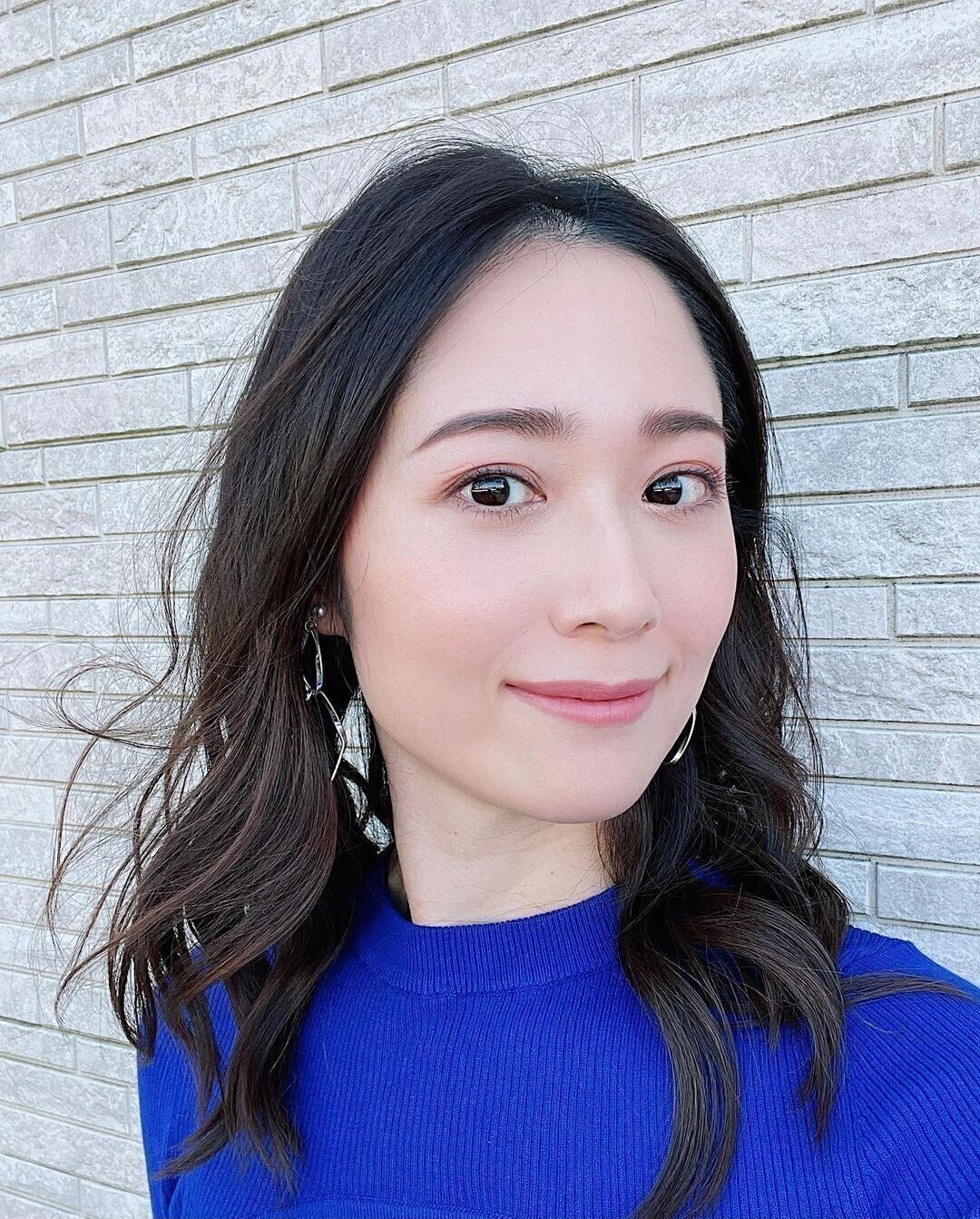 40代女性に人気のセミロング・ミディアムヘア！コテ巻きで華やかなツヤ髪セミロングヘア