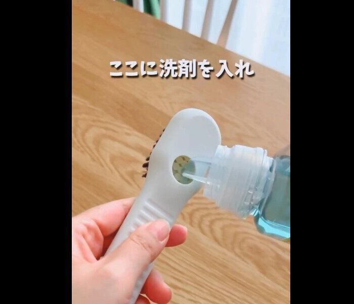 【キャンドゥ】3COINSにうり二つ!?洗剤が入るブラシ