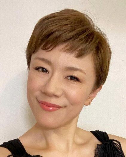 40代女性に似合うふんわりショートヘアスタイル。大人の女性が憧れるピクシーカット