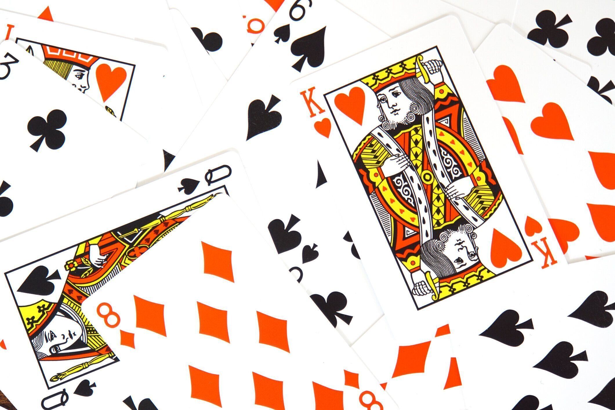 散らばったトランプがたくさん。