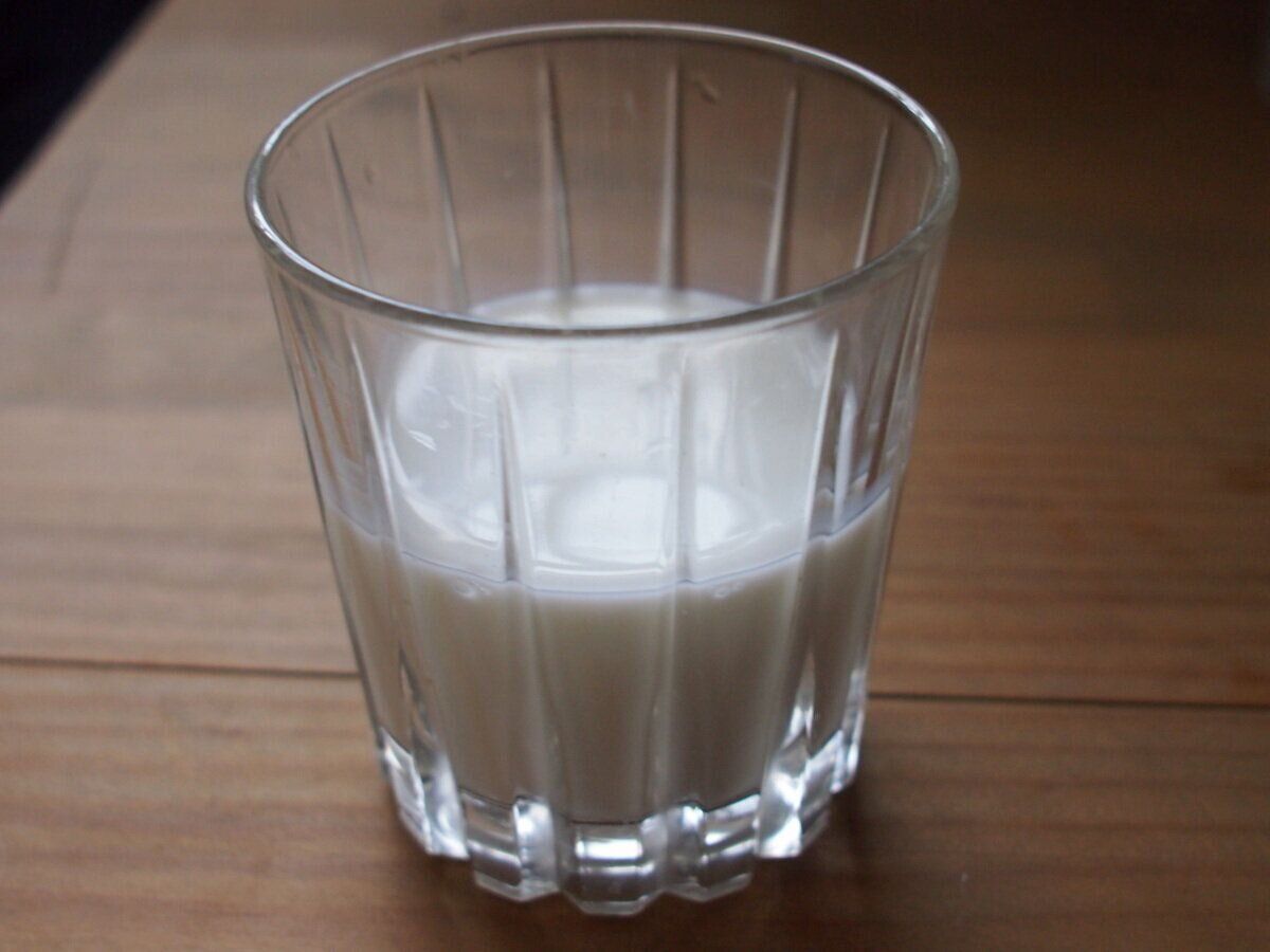 3．賞味期限の切れた牛乳で掃除