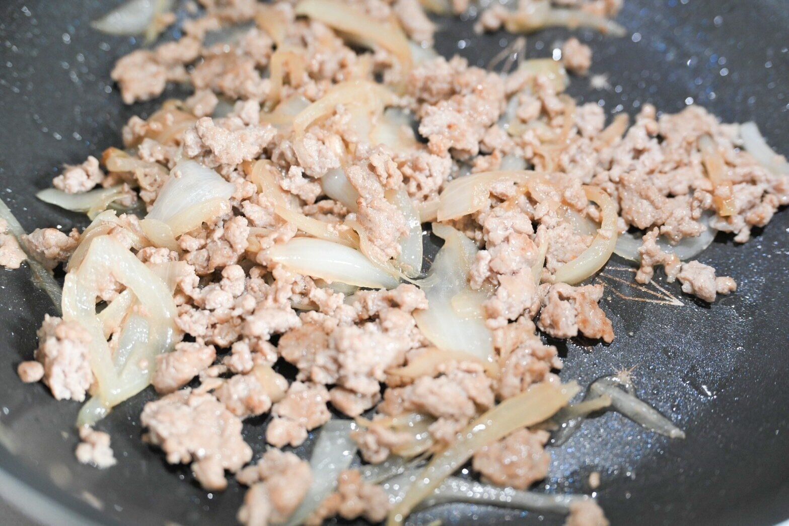 炒めた豚ひき肉と玉ねぎ