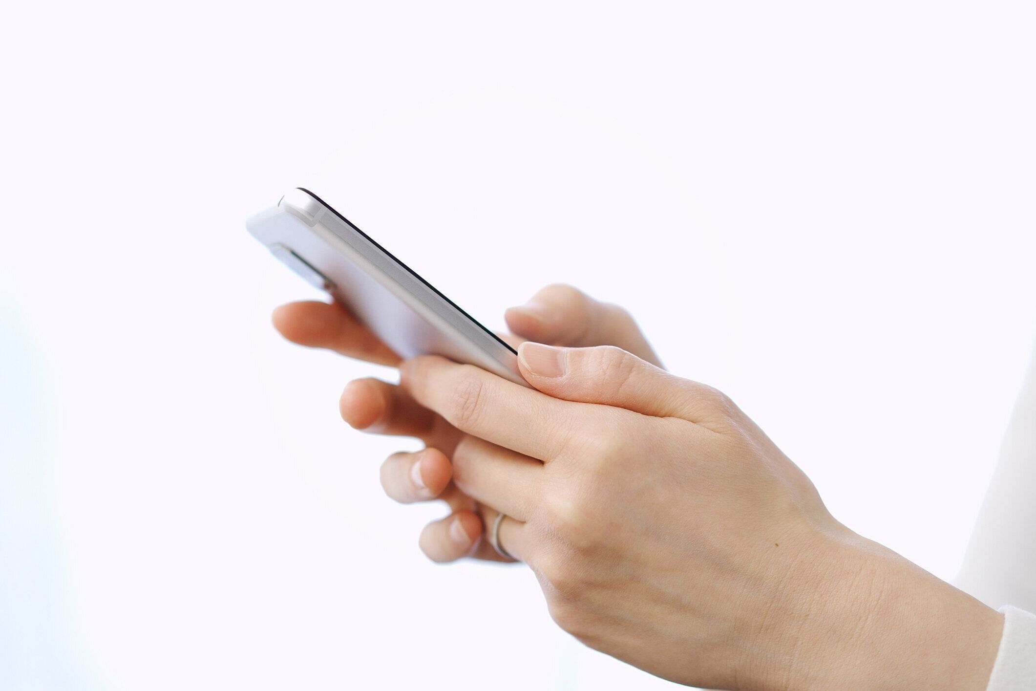 彼女のスマートフォン上のアジアの女性のタイピングテキスト