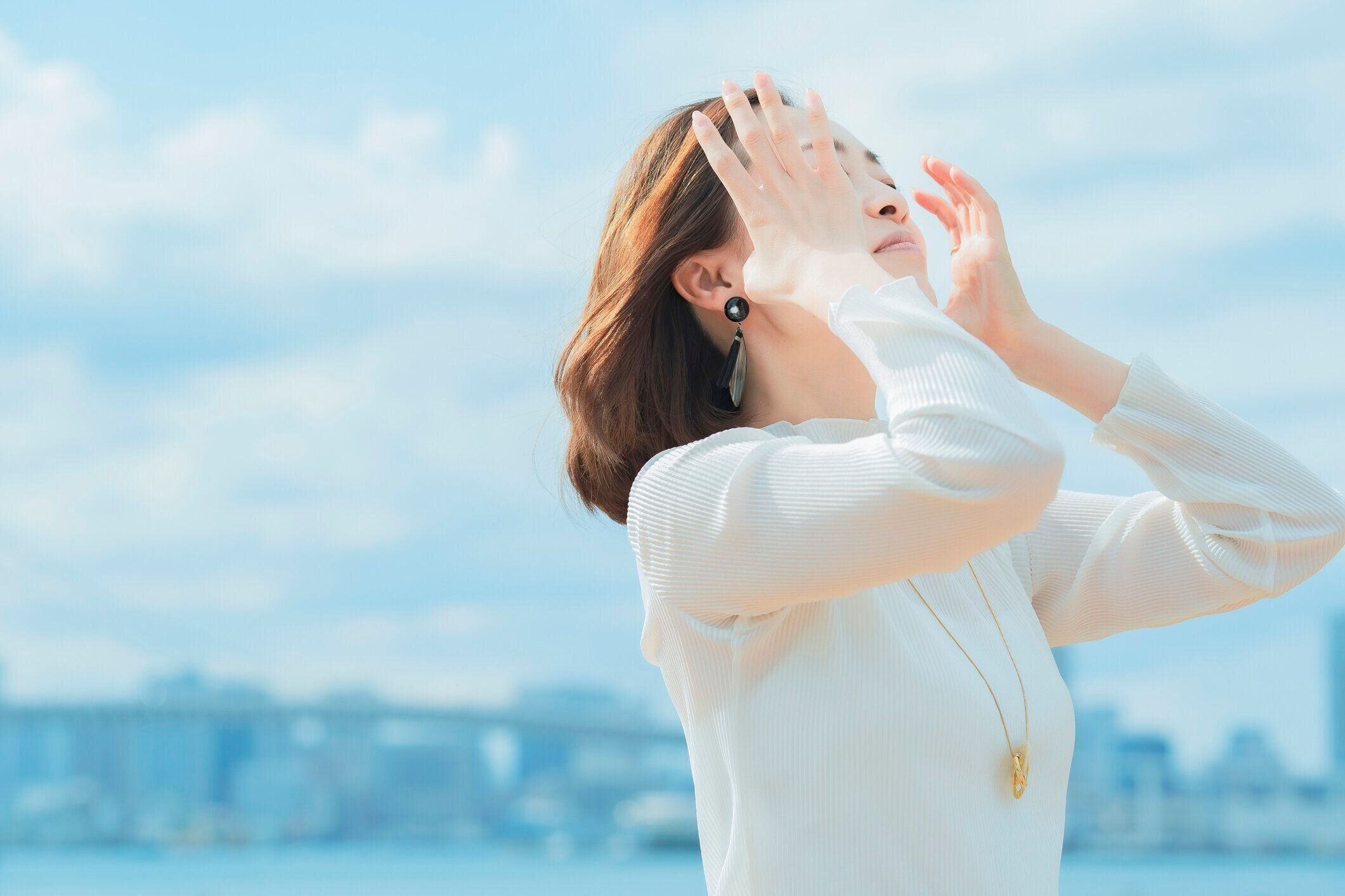 両手で髪を整える