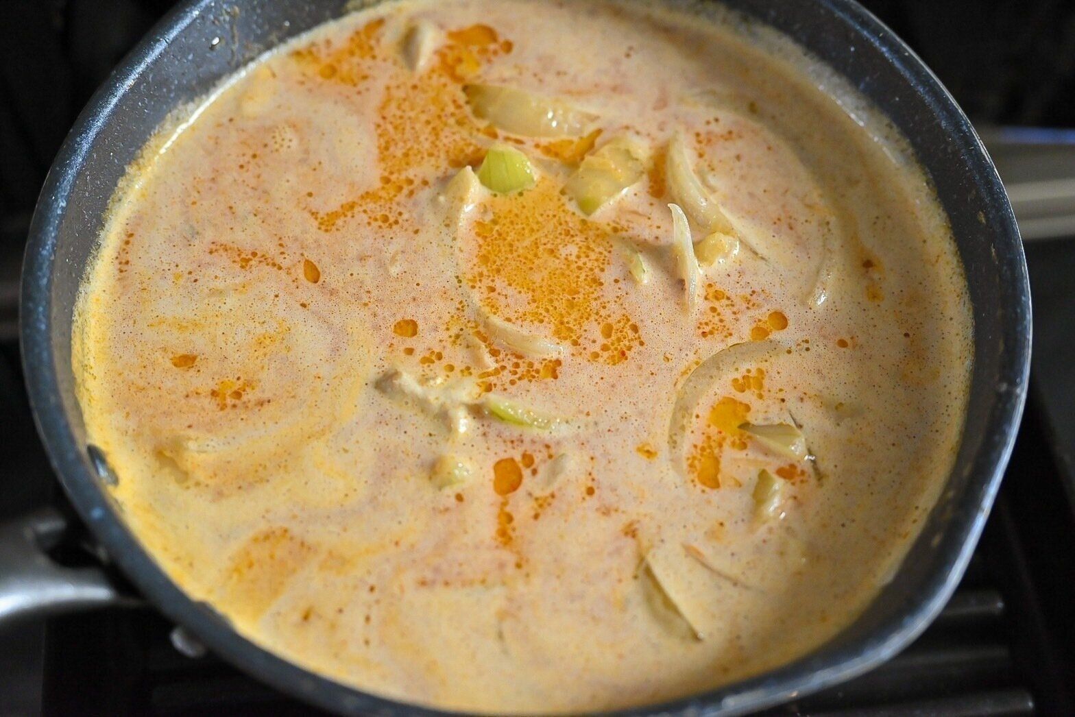 鍋に入ったマッサマンカレー