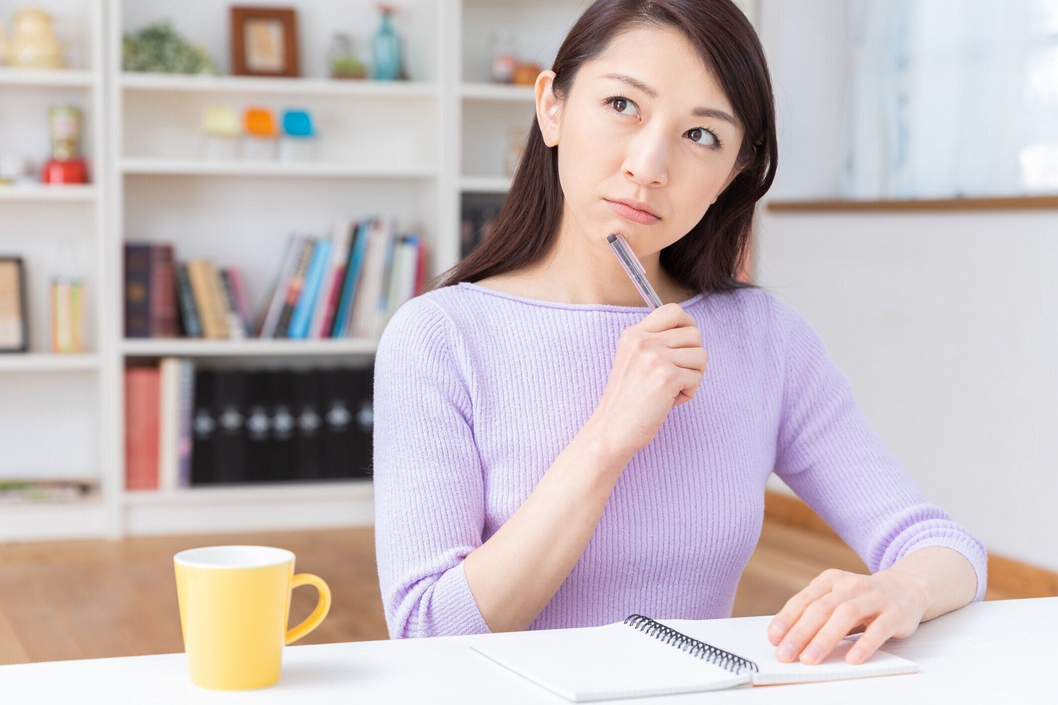 アジアの女性はメモを取っていると考えています