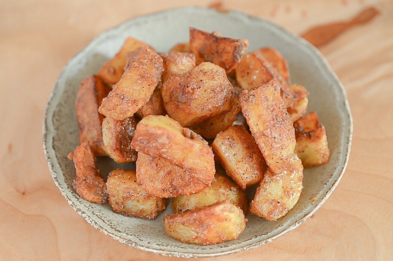 皿に盛られた味噌カルボポテト