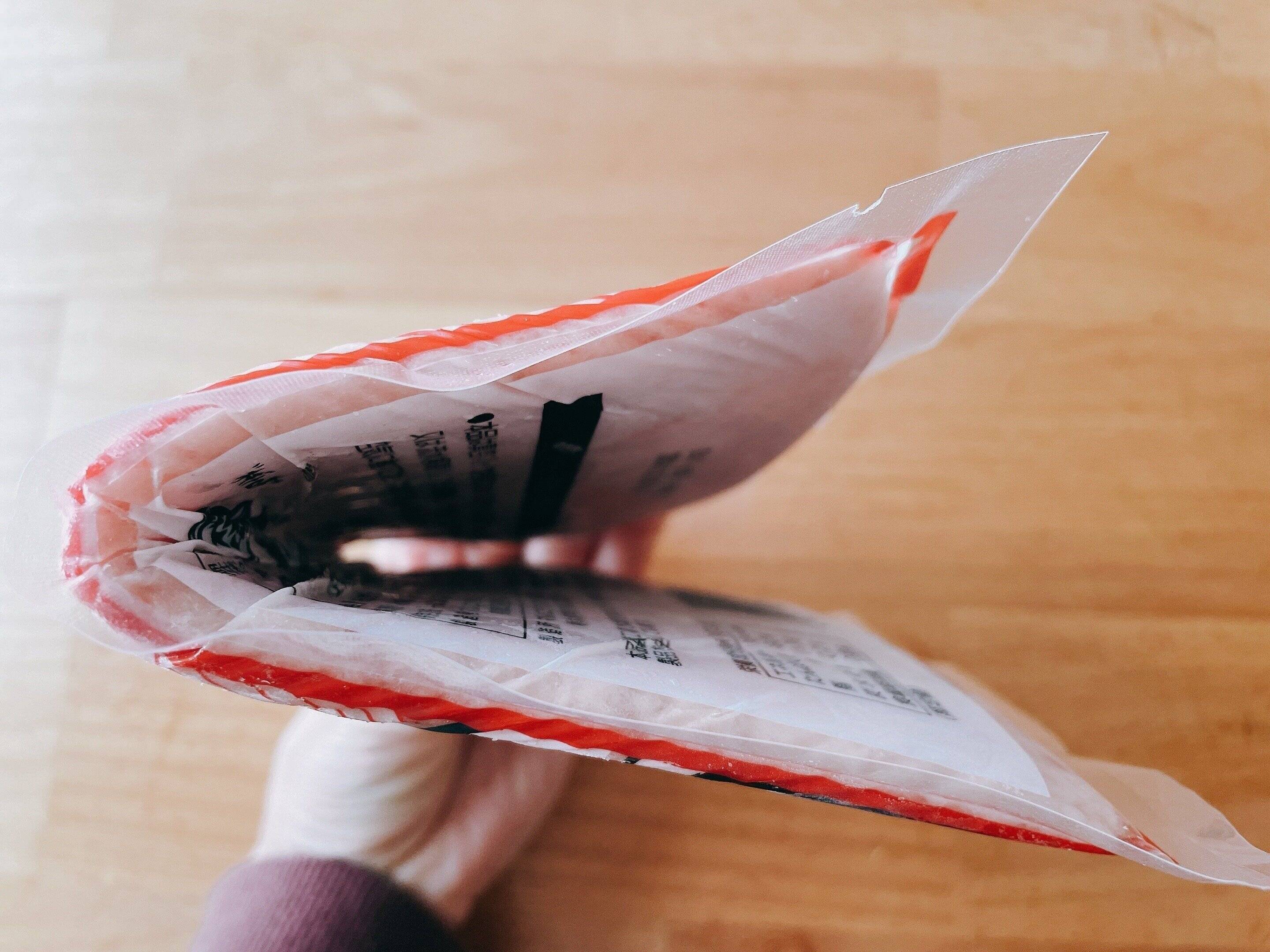 袋ごと折り曲げる