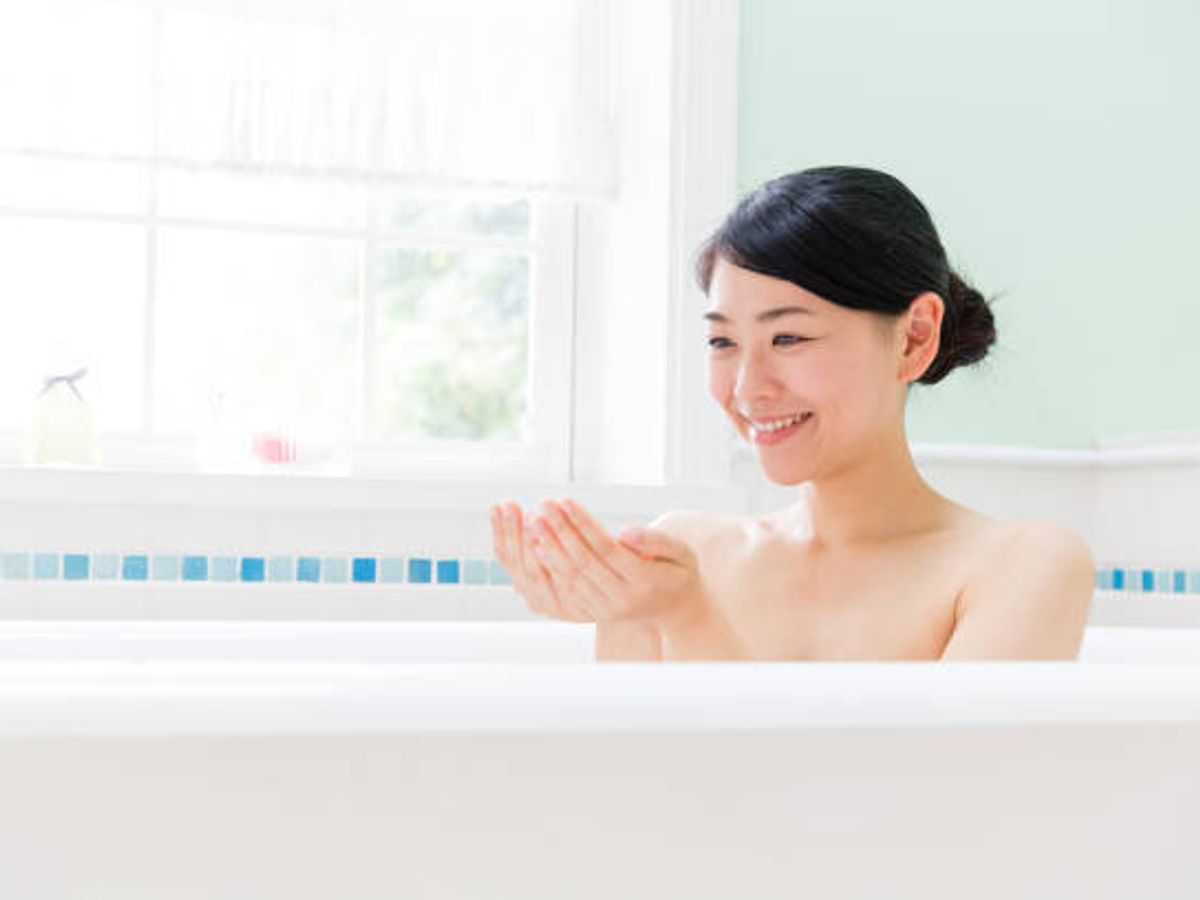 浴室で若いアジア女性