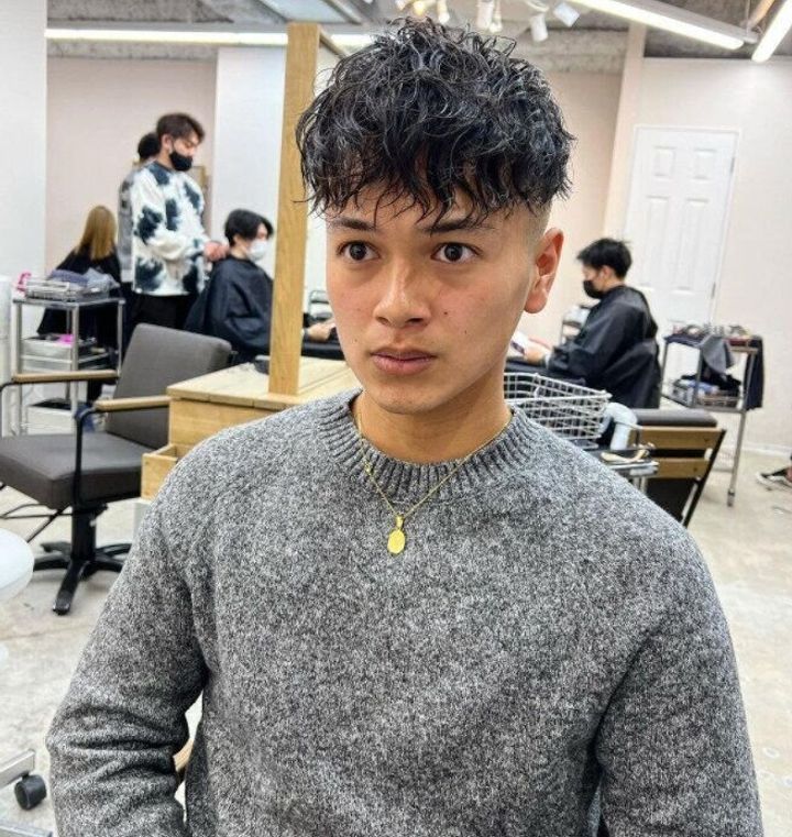 メンズ髪型ショートヘアカタログ。王道のスパイラルパーマとスキンフェードの組み合わせ