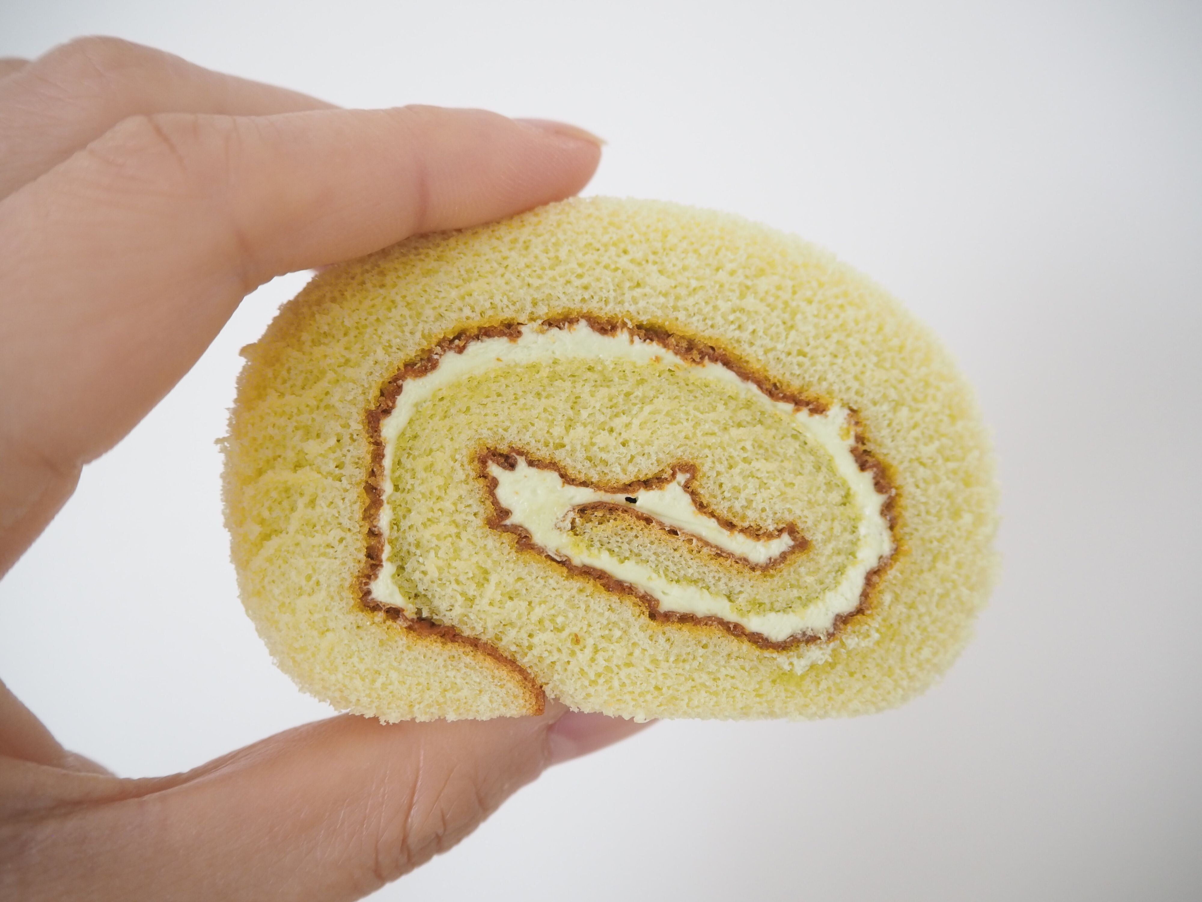 ミニストップ 1切れたったの36円 4つに切れてる抹茶のロールケーキは後味までしっかり楽しんで サンキュ