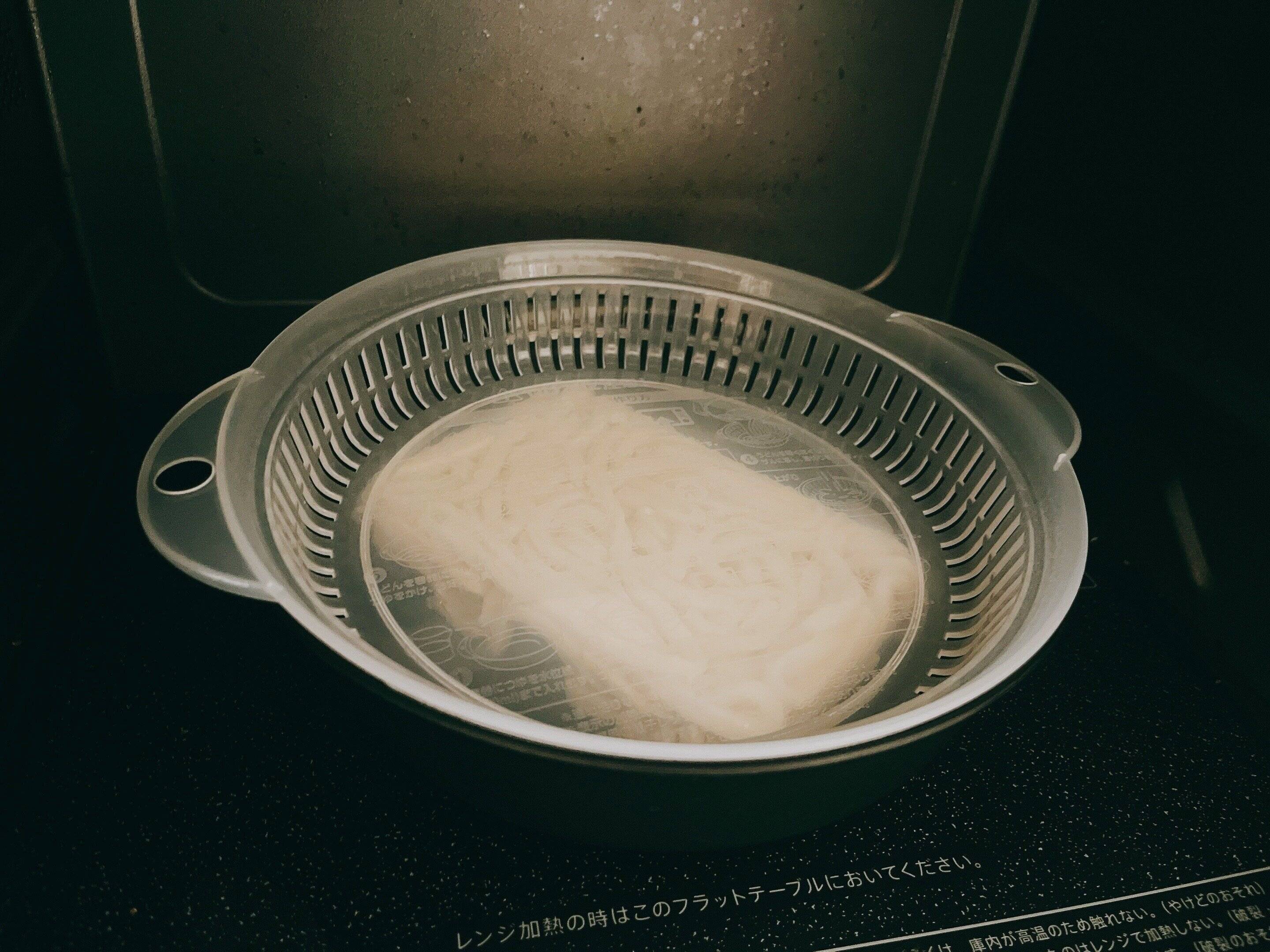 ザルを重ねたまま電子レンジに入れます