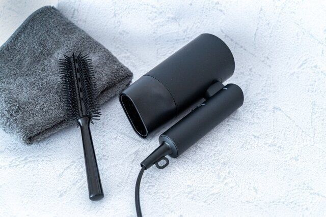 ドライヤーと櫛とタオル
