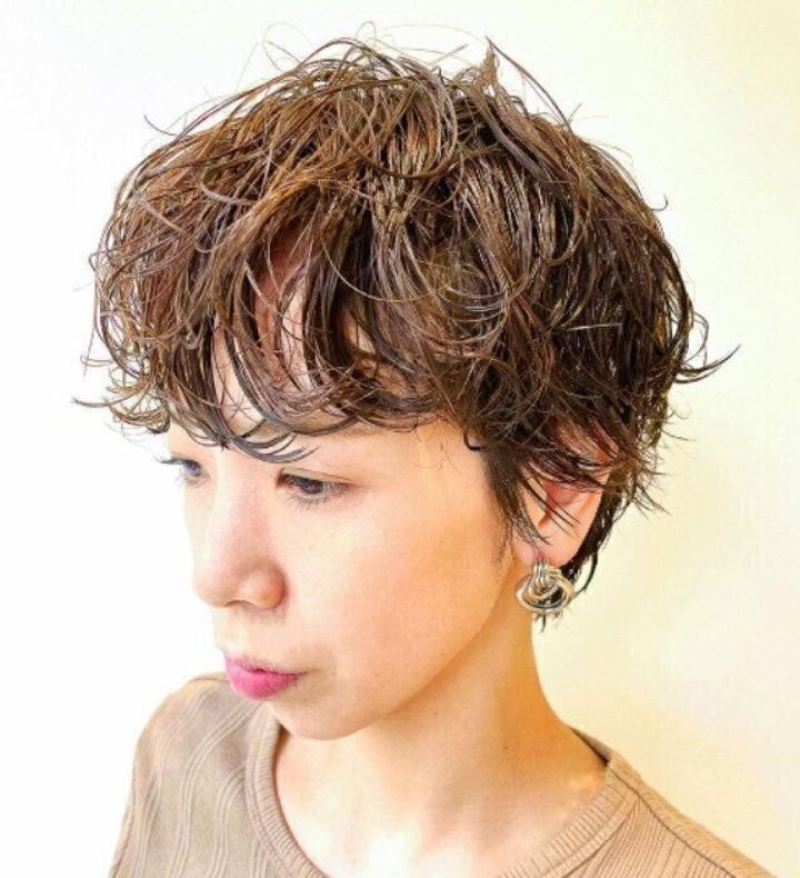 40代女性に似合うふんわりショートヘアスタイル。スタイリングが簡単!エッジの効いたショートヘアパーマ
