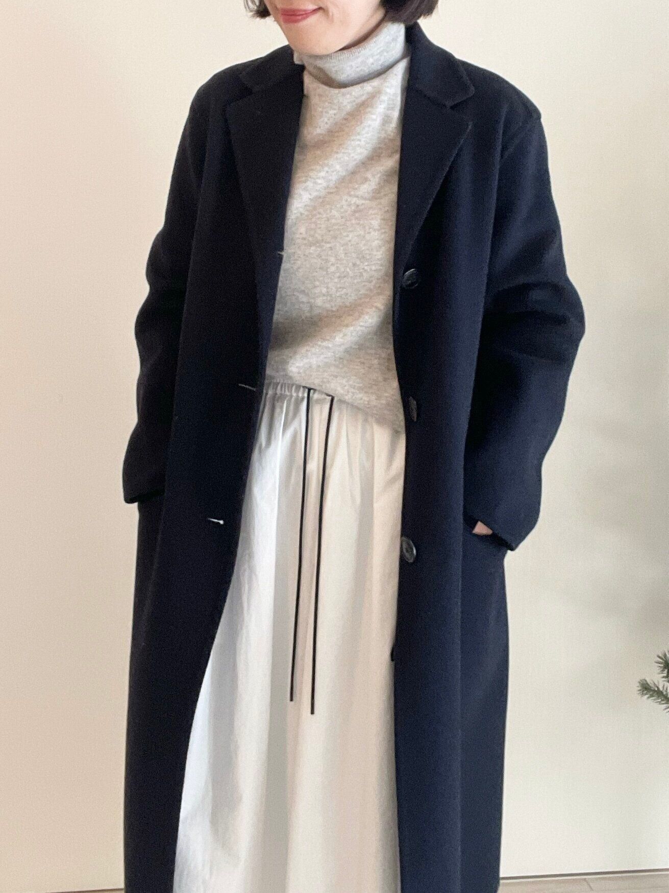 ネイビーコートと白スカート