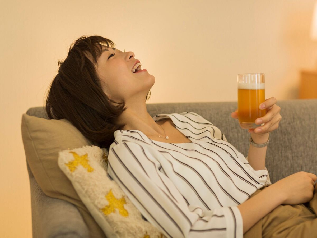 自宅で過ごす若い女性